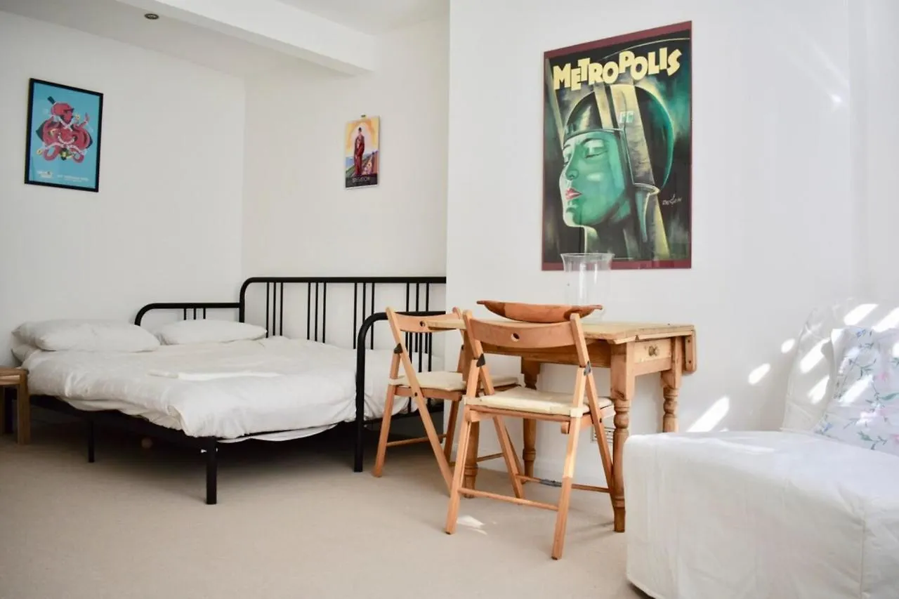 Trendy Studio Flat In Kemptown Village location